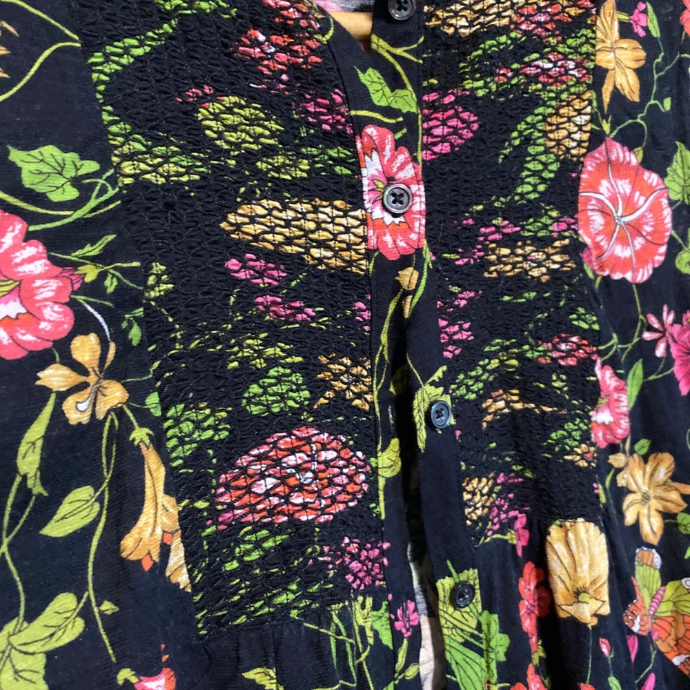 ANTHROPOLOGIE AKEMI + KIN sleeveless smocked knit floral black blouse to… - Picture 4 of 5
